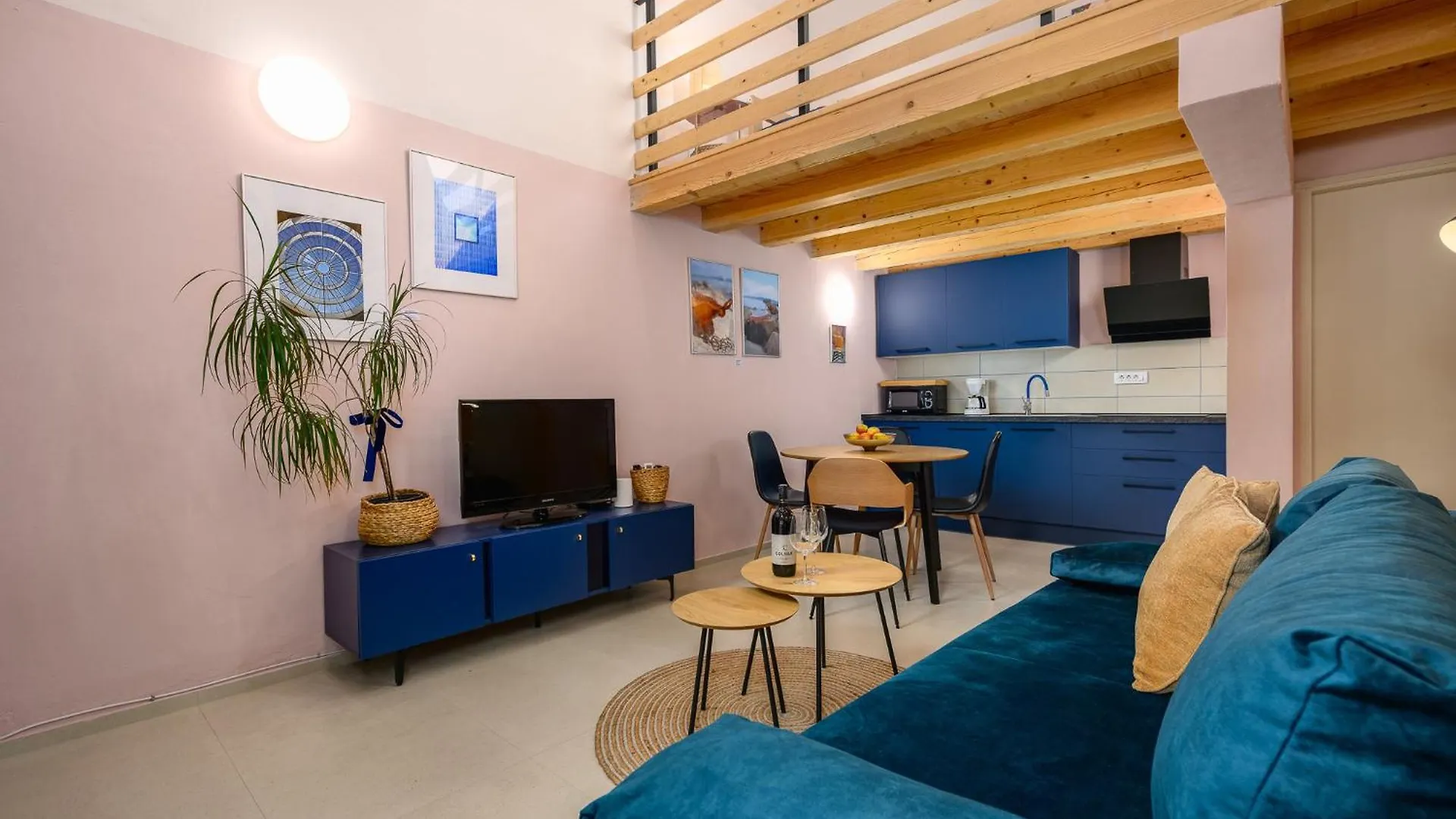 Stella Marina Deluxe Apartment ポレッチ